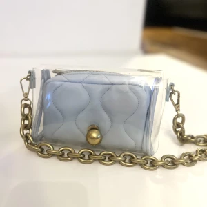 Zara vinyl väska  - Väska från Zara.  Aldrig använd  Köpt för 199 Säljs för 50