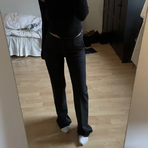 Madlady kostymbyxor - Fina randiga kostymbyxor från madlady i storlek 38/tall. Köpta här på plick men oanvända av mig då de var för stora. Första bilden är lånad av förra säljaren och sista bilden är min. Säljer för 300kr + 49kr i frakt.