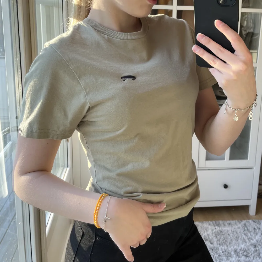 Beige/grå t-shirt från VANS, skick 10/10! 💌. T-shirts.