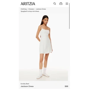 Vit Studentklänning - Vit studentklänning. Storlek S. Köpt för 920kr + 856kr i tull. Aldrig använd, endast provad. 