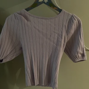 Topp - Säljer denna lila topp från mango. Använd fårtal gånger. 45kr+frakt