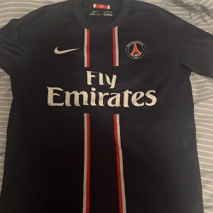 PSG t shirt - Den är jätte fin och bekväm, jag har använder den ungefär 3 gånger hemma. Jag säljer denna pågrund av att det inte är min stil längre.