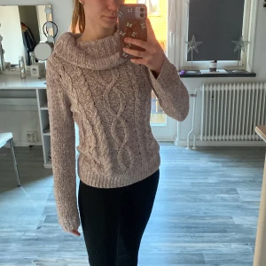 Grå stickad tröja  - En väldigt fin stickad grå tröja med en krage. Sparsamt använd. Storlek s