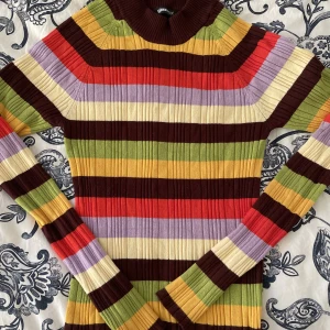 Randig tröja - En supersöt randig tröja från Gina Tricot. Säljer pga ingen användning❤️‍🔥🫶🏻❤️‍🔥