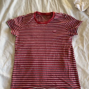 Levis t-shirt - Levis t-shirt köpt på carlings Använd fåtal gånger 