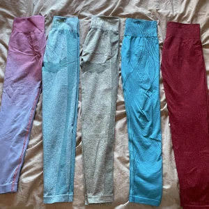 Gymshark leggings - Storlek M, nästintill oanvända  De blåa till vänster är sålda, 300kr styck 