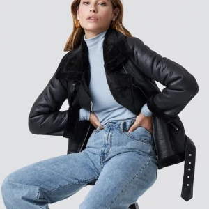 Svart vinterjacka - Väldigt bra skick då jag endast använde den förra vintern. Tveka inte på och höra av dig ifall du vill ha fler bilder.