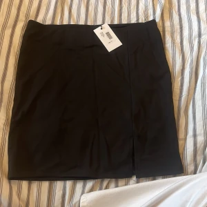 Kjol - Jätte fin svart kjol, helt oanvänd