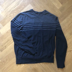 Kashmir tröja - Väldigt mjuk Kashmir blend tröja från banana republic. Skriv till mig för mer info!