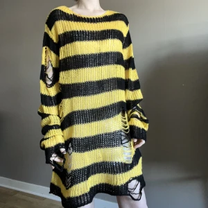 KILLSTAR-tröja - Bästa humletröjan från KILLSTAR. Har slitningar på fram och baksida och är oversize i storleken med lite längre ärmar. Perfekta tröjan att ha över vilken outfit som helst. Slay 