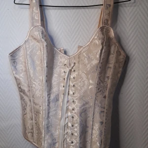 Viktoriansk korsett - Skitfin Viktoriansk korsett med snöring både fram och bak, går alltså att justera storleken väldigt mycket, står XL men skulle sägga den passar L också och säkert XXL. Märke vet jag tyvärr inte då de ej står