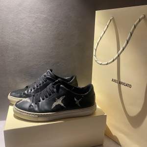 Ett par skor från arigato!  Köpa för 2500kr på NK 2022 Säljer pga har ett par liknande.  💃🏼💃🏼💃🏼