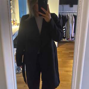 Säljer denna svarta kappa då den inte kommer till användning💕  kappan är liten i storleken så 38 passar perfekt på mig som vanligtvis har 34/36💕köparen står för frakten! 