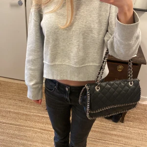 Ginatricot väska - Fin, praktisk väska. Den är använd vilket även syns(be om fler bilder på detaljer). Är däremot inget man tänker på, särkilt inte på avstånd. Köparen står för frakt, spårbar:69kr