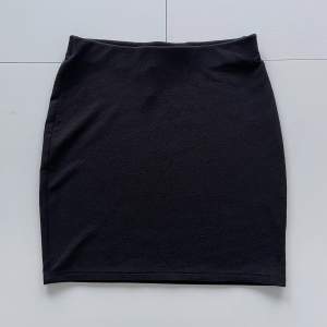 En snygg kort tight kjol från Gina Tricot! Sparsamt använd, så i mycket gott skick! Perfekt inför sommaren eller till fest! 💘