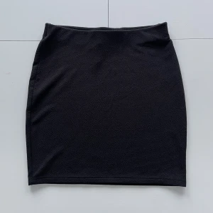 Tight kort kjol från Gina Tricot! - En snygg kort tight kjol från Gina Tricot! Sparsamt använd, så i mycket gott skick! Perfekt inför sommaren eller till fest! 💘