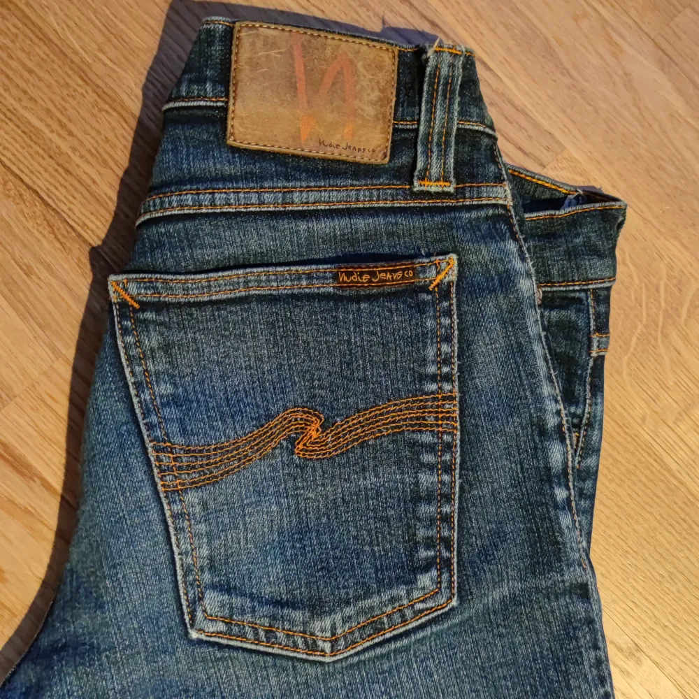 Säljer mina snygga Nudie jeans som är köpta second hand och har använts få tals gånger. De är i perfekt skick, midjemått: 38 och innerbenslängden: 77. Skriv till mig för fler frågor och om ni är intresserade.. Jeans & Byxor.