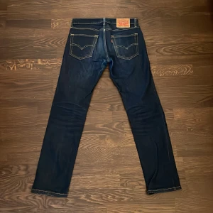 Levi’s jeans 511 - Säljer mörkblåa levi’s 511 i storlek W30 L32, ser oanvända ut. Nypris 1349kr och säljer för 800kr + frakt (kan mötas upp i Stockholm).😄