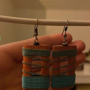 Örhängen  - Ett par örhängen som är använda ett få tal gånger dom säljs pga inte min stil. Köparen står för frakten.💗