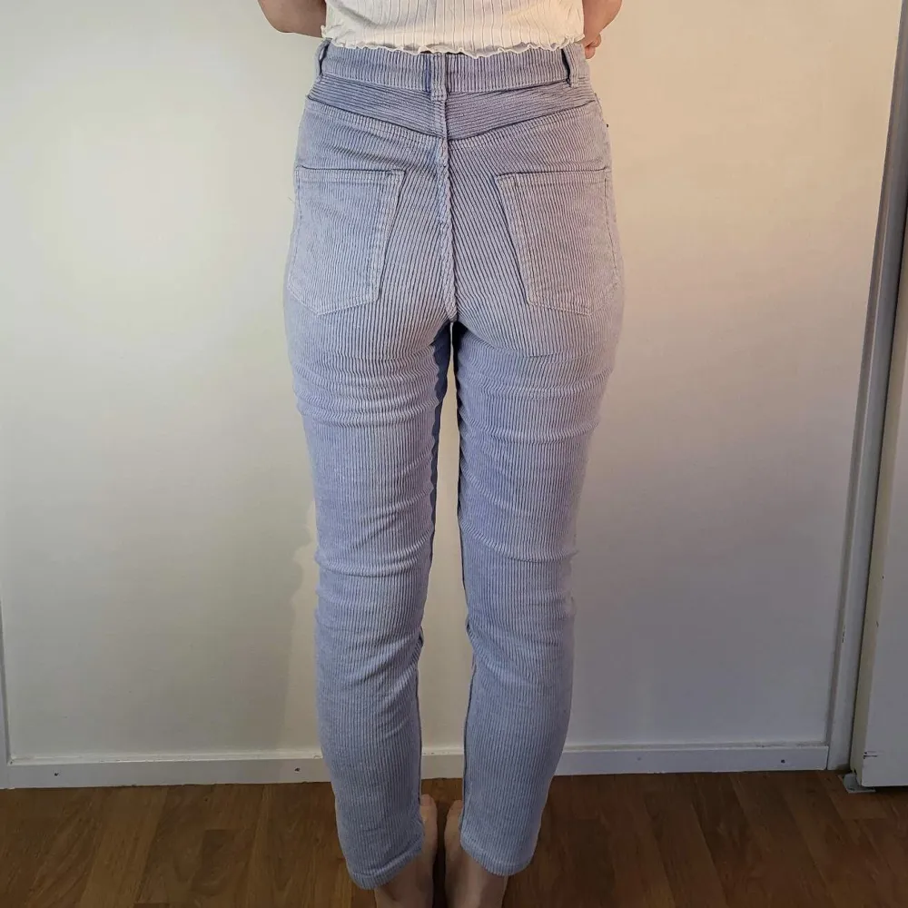 byxor i manchesteraktigt tyg från Monki i storlek 38. 99% bomull/1% elastan. möter ej upp, postar enbart 🌸. Jeans & Byxor.