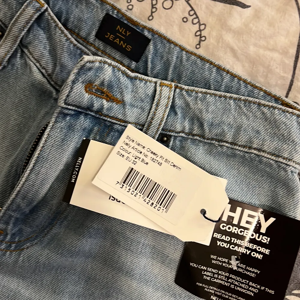 Helt nya jeans, aldrig använda. Tycker de är lite stora för att vara i storlek 32.. Jeans & Byxor.