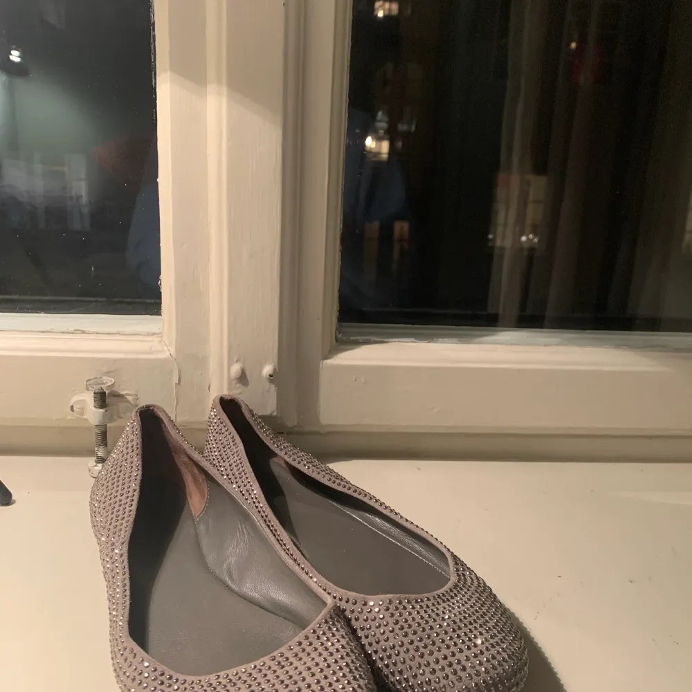 Säljer ett par jätte fina Hoss Intropia ballerina flats skor som inte tillverkas längre. Storlek 38. De är knappast använda. Det syns lite på sulan, inte något på utsidan. Priset kan förhandlas. Ordinarie pris-2750kr. Skor.