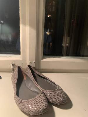 Säljer ett par jätte fina Hoss Intropia ballerina flats skor som inte tillverkas längre. Storlek 38. De är knappast använda. Det syns lite på sulan, inte något på utsidan. Priset kan förhandlas. Ordinarie pris-2750kr