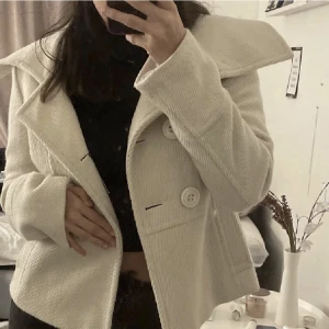 Kort kappa - Aldrig använd då den är lite liten på mig. Jag är en storlek S/M i vanliga fall! Från ZARA 💕