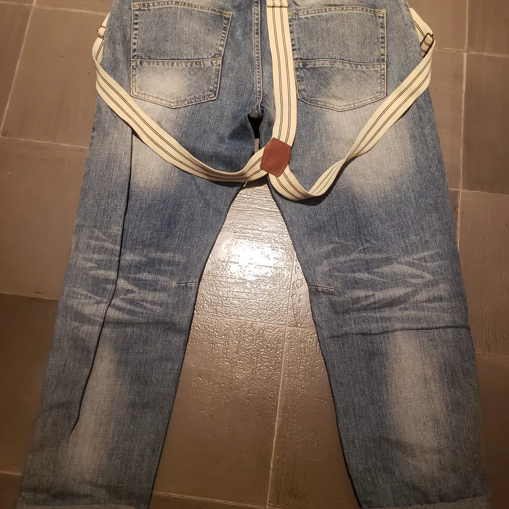 Helt oanvända byxor som jag fick förra sommaren, alfrig kommit till användning.. Jeans & Byxor.