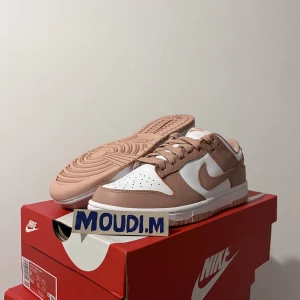 Nike Dunk Low ”Rose Whisper” - Nike Dunk Low ”Rose Whisper”  Storlek:  EU 37,5 EU 38 EU 39  Cond: DS (Helt Nya)  Pris: 1999kr  Priset kan diskuteras vid snabb och smidigt affär!  Kvitto finns till alla 3 par. 