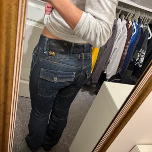G-STAR jeans - Vintage köpta G-STAR jeans! As balla med spännen bak samt coola fickor! Säljer oga för små.