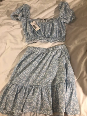 Sommar set - Säljer detta super söta sommar set från Nelly. Aldrig använt. Jag upplever toppen stor men kjolen sitter bra. Fler bilder fås privat. 