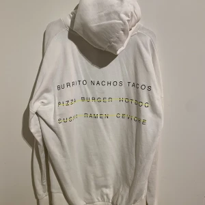 Hoodie med text - Hoodie storlek M!  Skick 7/10
