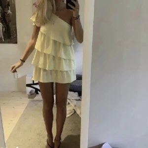 Klänning - Säljer denna superfina sommarklänningen från Zara!  (lånade bilder)