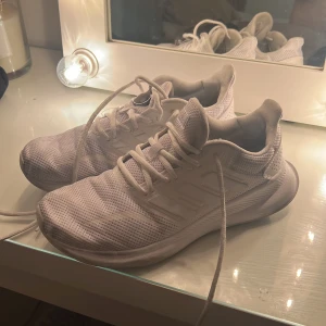 Träningsskor - Säljer dessa träningsskor från adidas. Jag själv har gymmat i dessa. Fint skick, storlek 40!! Säljer de för 100kr+ frakt 🤍