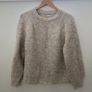 Tjock stickad tröja  - Ganska tjock stickad tröja från Cubus. Storleken är xs men den passar även som s 