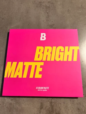 Beautybay ögonskugga - Säljer denna ögonskuggspalett från beautybay. Endast enstaka skugga som är använd och då ca 2 gånger annars helt oanvänd. Nypris 320kr mitt pris 240 plus frakt som Köparen står för