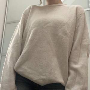 Stickad vit tröja från Zara! Den är lite nopprig men fortfarande i bra skick. Är köpt på zara kids så storleken är 13-14 men jag skulle säga att den är oversized så den passar Xs - S! 🫶🏼
