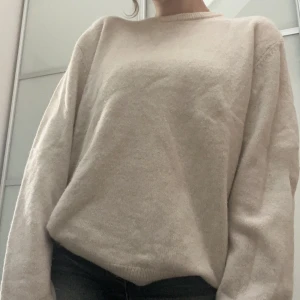 Stickad tröja - Stickad vit tröja från Zara! Den är lite nopprig men fortfarande i bra skick. Är köpt på zara kids så storleken är 13-14 men jag skulle säga att den är oversized så den passar Xs - S! 🫶🏼