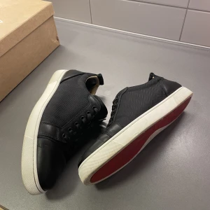 Louboutin  - Hejsan, säljer mina fräscha Louboutins. Grymt skick och riktigt fina. Kvitto, box, dustbag och skosnören medföljer dvs allt og!   Tar även emot trades (downgrade+swish) eller (upgrade+swish)  Skriv ifall ni vill ha mer bilder!  Mvh Jonathan 