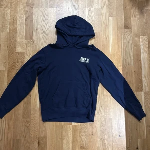 Jeff koons hoodie - Oanvänd jeff koons hoodie. Inte min storlek. Jeff Koons är en känd art designer.