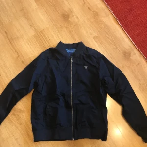 Gant jacka  - Fin Gant jacka köpt för 2 år sen Har växt ur den så det är dags att sälja den Syns lite otydligt på första bilden men det finns två fickor med knappar på vardera sida  Storlek 170 motsvarande xs-s  För mer frågor eller bilder är det bara att höra av sig 