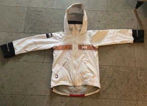 Seglarjacka - Hej! Jag säljer denna superfina seglarjacka. För den inte kommer till användning. Jag jag använt den ”väldigt” lite och den är som ny. Storlek xs men jag kan ha den som har m-s.  Hör av dig vid fler bilder och intresse!🙌❤️Nypris 2200!❤️Pris kan diskuteras. 