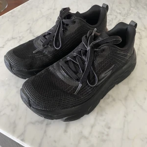 Sketcher Max cushioning - Jättesköna träning/spring/jobb skor! Använda 2 gånger. Nypris: 1399kr