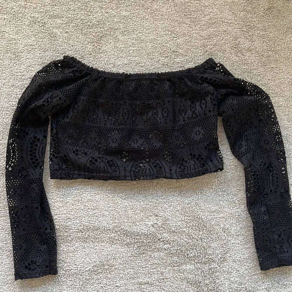 Offshoulder topp från PLT i storlek 34. Kort och tight . Yläosat.