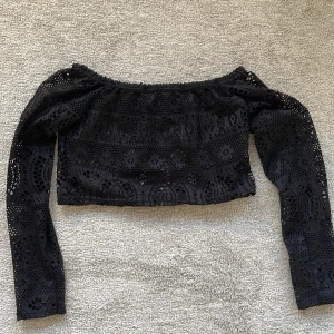 Offshoulder topp - Offshoulder topp från PLT i storlek 34. Kort och tight 