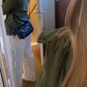 Linnebyxor från Arket - Hej jag säljer nu mina linnebyxor i strl M från Arket. Som är i top skick änvända endast två gånger. Nypris är 590 och jag säljer dom för 400. Kan antingen mötas upp i Göteborg eller skicka på posten.