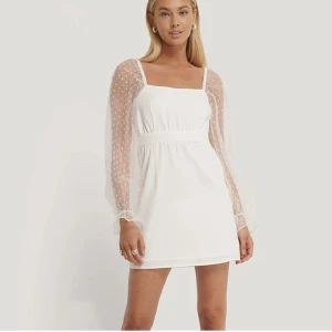 Vit studentklänning - Jätte söt klänning men säljer då jag har hittat en annan klänning till studenten💞 sömmen hade släppt lite men är nu laggad:)