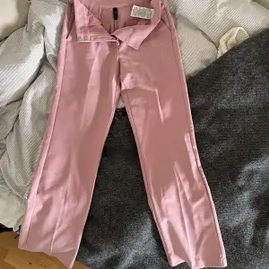 rosa midwaist kostymbyxor från YAS(beställda från zalando, säljs ej längre)! (nypris 600kr) aldrig använda då de är försmå på mig😖 skitsnygga o perfekta i längd