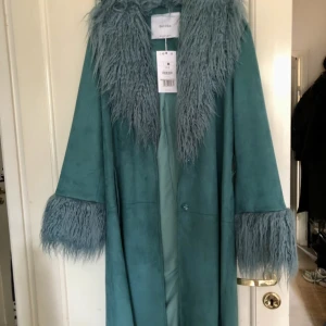 Afghankappa  - Superfin afghankappa aldrig använd, prislapp kvar. Nypris 999kr men jag säljer den för 400 kr. Inte så väldigt tjock, passar bra till vår. 